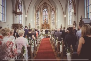 Hochzeitsfotograf Pixeldreams macht Hochzeitsfotos vom brautpaar in der St. Antonius Kirche in Swisttal.