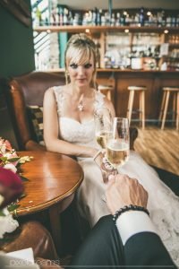 Braut und Bräutigam stoßen mit Sekt an. Hochzeitsfotograf und Hochzeitsfotos in Swisttal