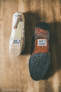 Brautschuhe und Bräutigamschuhe auf dem Parkett - Hochzeitsfotograf Swisttal - Braut und Bräuitigam