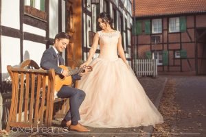 bräutigam-braut-gitarre-musiker-romantisch--foto-bochum-hochzeitsfotograf-hochzeitsfoto-pixeldreams