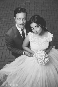 schwarzweiss-vintage-retro-brautstrauss-cool-huebsch-braut-styling-smokey-eyes-foto-bochum-hochzeitsfotograf-hochzeitsfoto
