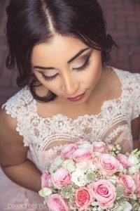 wunderhübsch-braut-frau-mädchen-makeup-lippen-smokeyeyes-augenbrauen-vogelperspektive-brautstrauss