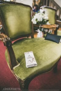 Taschentücher für Freudentränen bei der Hochzeit. Hochzeitsfotograf in Swisttal - St. Antonius Kirche - Pixeldreams