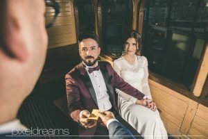 standesamt fotograf fotoshooting Luedenscheid Brautpaar liebe hochzeitsfotograf Geschichtsmuseum der Stadt Lüdenscheid Lokomotive hochzeitsfotos fahrkarte fahrkartenkontrolle