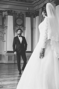 Hochzeitsfoto Stadthalle Türkischer Hochzeitsfotograf Fotograf Wuppertal Braut Braeutigam Brautkleid Saal Hochzeitsfotograf Hochzeit Pixeldreams Schwarz Weiss