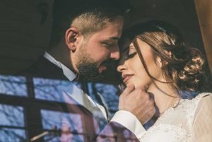 standesamt-fotograf-fotoshooting-Luedenscheid-Brautpaar-liebe-hochzeitsfotograf-Geschichtsmuseum-der-Stadt-Lüdenscheid-Lokomotive-hochzeitsfotos