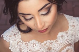 Engagementshooting-köln-braut-frau-maedchen-makeup-lippen-smokeyeyes-augenbrauen-vogelperspektive-brautstrauss