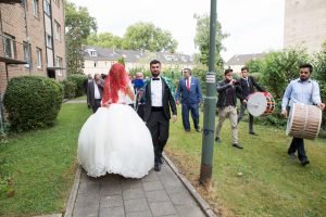türkischer fotograf hochzeitsfotograf fotografiert braut und bräutigam bei der brautabholung- gelin damat gelin evi kiz evi kiz cikarma dügün fotografcisi