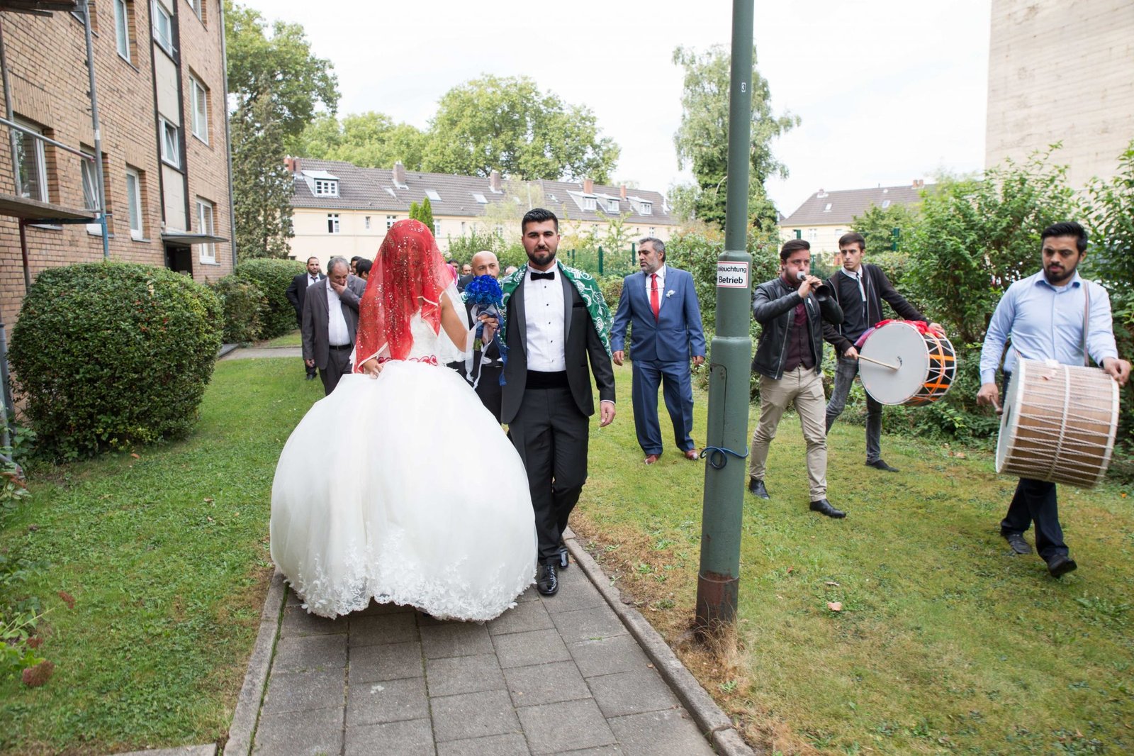 türkischer fotograf hochzeitsfotograf fotografiert braut und bräutigam bei der brautabholung- gelin damat gelin evi kiz evi kiz cikarma dügün fotografcisi