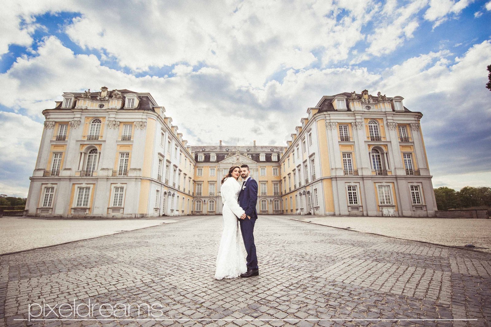 türkischer fotograf hochzeitsfotograf macht hochzeitsbilder vom türkischen brautpaar am schloss, brautpaarshooting outdoorshooting mit gelin und damat, diş çekım, düğün fotoğrafcısı