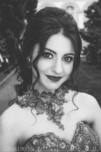 Henna Fotos, Kına Resimleri – Portraitaufnahme mit Makroring/ Roundflash von der Braut in Schwarzweiß bearbeitet.
