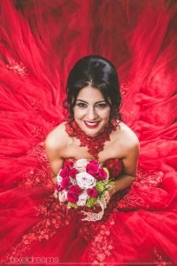 Henna Fotos, Kına Resimleri – Braut mit Blumenstrauß/ Brautstrauß im Hennakleid, rotem Ballkleid aus der Vogelperspektive fotografiert. Entfesselt geblitzt mit einer Softbox. Rotes Ballkleid kommt schön zur Geltung