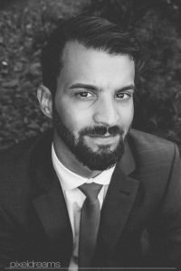 Henna Fotos, Kına Resimleri – Portraitaufnahme mit Makroring/ Roundflash vom Bräutigam in Schwarzweiß bearbeitet.