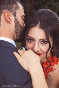 Henna Fotos, Kına Resimleri – Braut im Henna Kleid Kına Elbise mit wunderschönder Brautfrisur umarmt Bräutigan. Portrait mit Makroring Roundflash. Braut Make Up kommt wunderbar zur Geltung