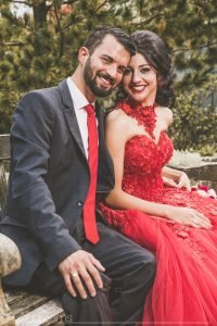 Henna Fotos, Kına Resimleri – Braut im Hennakleid und Bräutigam sitzen auf der Parkbank im botanischen Garten und lächeln in die Kamera. Foto wurde erstellt von Pixeldreams Hochzeitsfotograf aus Köln