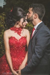 Henna Fotos, Kına Resimleri – Braut im Henna Kleid Kına Elbise mit wunderschöner Brautfrisur und atemberaubendem Hennakleid Ballkleid posiert mit ihrem Bräutigam zart über die Wange