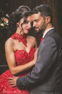 Henna Fotos, Kına Resimleri – Braut im Henna Kleid Kına Elbise mit wunderschöner Brautfrisur und atemberaubendem Hennakleid Ballkleid posiert mit ihrem Bräutigam zart über die Wange