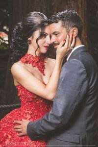 Henna Fotos, Kına Resimleri – Braut im Henna Kleid Kına Elbise mit wunderschöner Brautfrisur und atemberaubendem Hennakleid Ballkleid streicht Bräutigam zart über die Wange