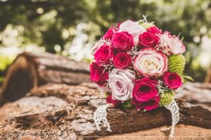Henna Fotos, Kına Resimleri – Blumenstrauß der Braut. Brautstrauß auf einem Baum in Szene gesetzt und fotografiert. Das Foto ist im botanischen Garten Bonn entstanden.
