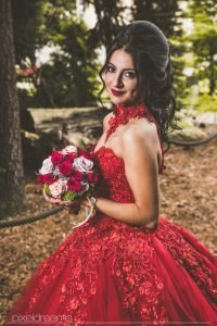 Henna Fotos, Kına Resimleri von der wunderschönen Braut mit Brautstrauß aus seitlicher Perspektive. Hochzeitsfotograf im botanischen Garten Bonn.