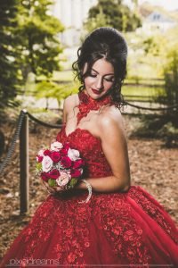 Henna Fotos, Kına Resimleri – von der wunderschönen Braut mit Brautstrauß aus seitlicher Perspektive. Hochzeitsfotograf im botanischen Garten Bonn