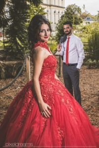 Henna Fotos, Kına Resimleri – Braut im wunderschonen Hennakleid Kına Elbise mit Bräutigam im Hintergrund; fotografiert im Botanischen Garten Bonn vom Hochzeitsfotografen. Henna Fotos