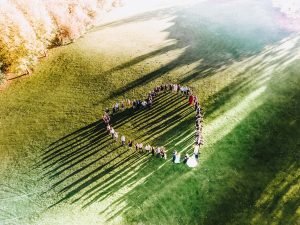 Hochzeitsfotograf mit Drohne macht Drohnenvideos und Drohnenfotos