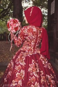 türkische Braut im Henna-Kleid und Brautstrauß