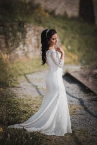 Hochzeitsfoto von Braut im Brautkleid, sie posiert einem Pfad von Burg Altena