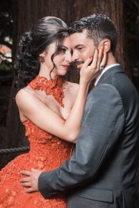 Hochzeitsfoto eines türkischen Brautpaares Vom Tag vor der Hochzeit. Henna Shooting Im japanischen Garten Leverkusen. Die Braut trägt ihr rotes Hennakleid