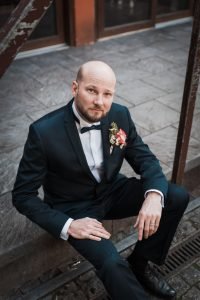 Hochzeitsbild spontan entstanden. Bräutigam sitzt in einem Innenhof der Kölner Altstadt. Natürliches Hochzeitsfoto einer Bräutigam fotografiert vom Hochzeitsfotografen Pixeldreams