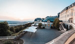 Steigenberger Grandhotel Hochzeitsfeier mit Blick vom Petersberg auf den Rhein in Königswinter