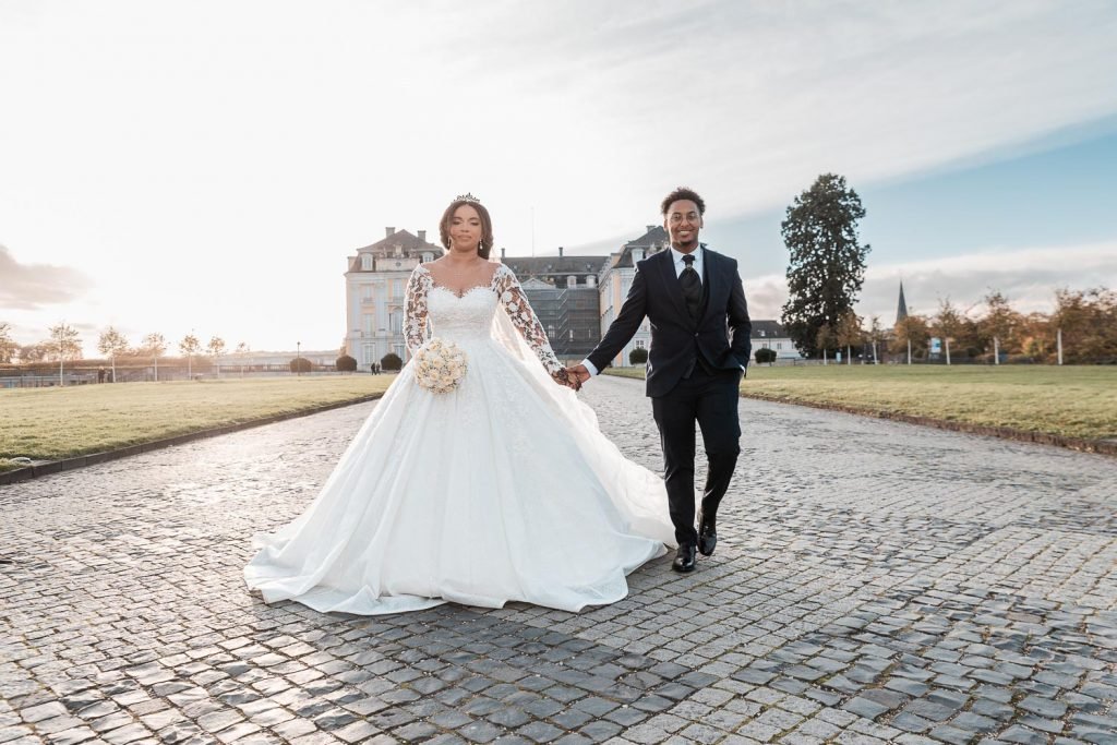 Hochzeitsfotograf Bruehl Schloesser - somalisch afrikanisch hochzeit - Hochzeitsreportage_6_Brautpaar-Shooting-Brautpaar steht vor dem Schloss Augustusburg