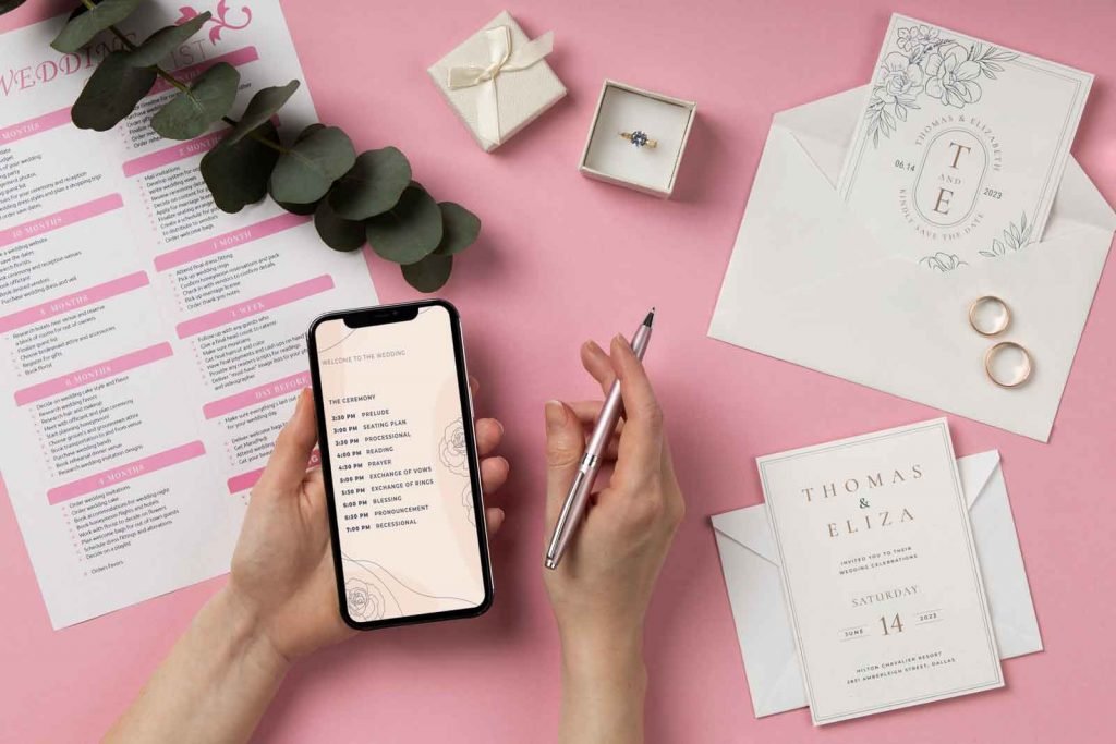 Hochzeitsplanung: Checkliste, Notizbuch und Hochzeitseinladungen auf einem Tisch, symbolisch für eine strukturierte und entspannte Hochzeitsvorbereitung.