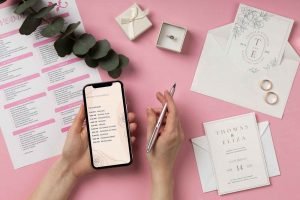 Hochzeitsplanung: Checkliste, Notizbuch und Hochzeitseinladungen auf einem Tisch, symbolisch für eine strukturierte und entspannte Hochzeitsvorbereitung.